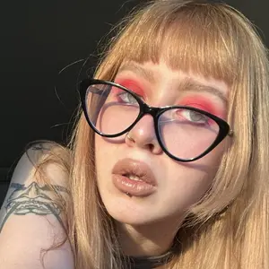 Настя из Екатеринбурга, мне 21, познакомлюсь для открытые отношения