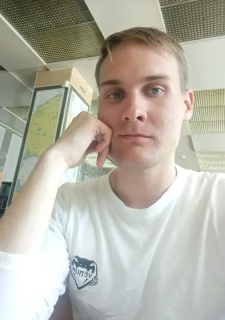 Я Евгений, 24, из Большого Камня, ищу знакомства на одну ночь