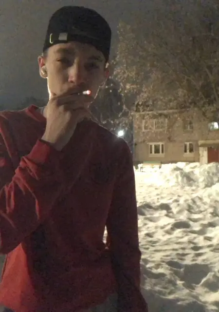 Я Максим, 21, из Омска, ищу знакомство для приятного времяпровождения