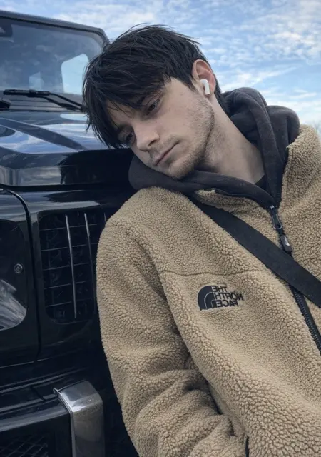 Я Денис, 20, из Москвы, ищу знакомство для общения