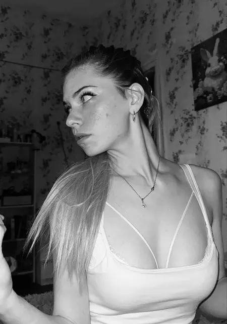 Я Иаисия, 18, знакомлюсь для открытые отношения в Москве