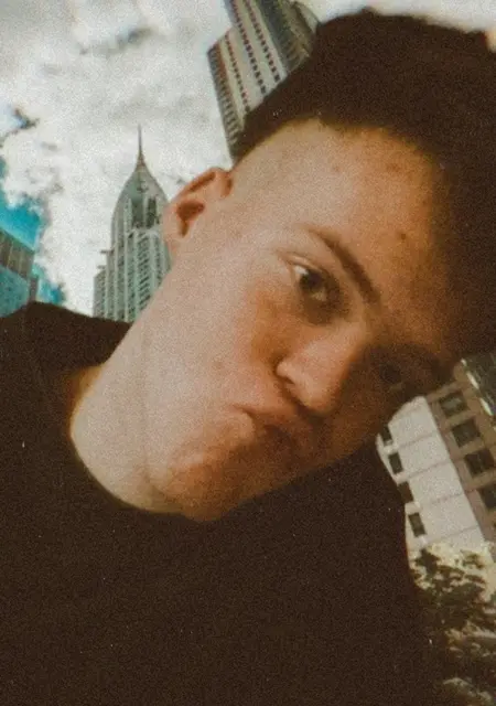 Денис из Гагарина, мне 19, познакомлюсь без обязательств